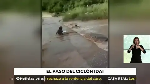 Impresionante rescate de un niño arrastrado por la corriente en Mozambique Impresionante rescate de un niño arrastrado por la corriente en Mozambique
