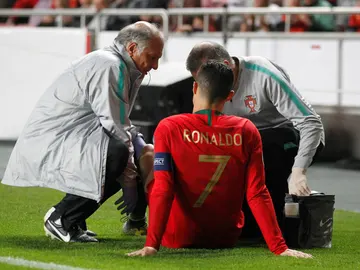Los médicos de Portugal atienden a Cristiano Ronaldo Los médicos de Portugal atienden a Cristiano Ronaldo