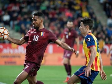 Bojan disputa un balón en el partido ante Venezuela