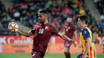 Bojan disputa un balón en el partido ante Venezuela