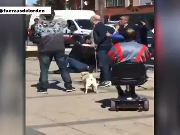 Detienen a tres personas en Valladolid por altercados alrededor de una mesa informativa de Vox Detienen a tres personas en Valladolid por altercados alrededor de una mesa informativa de Vox