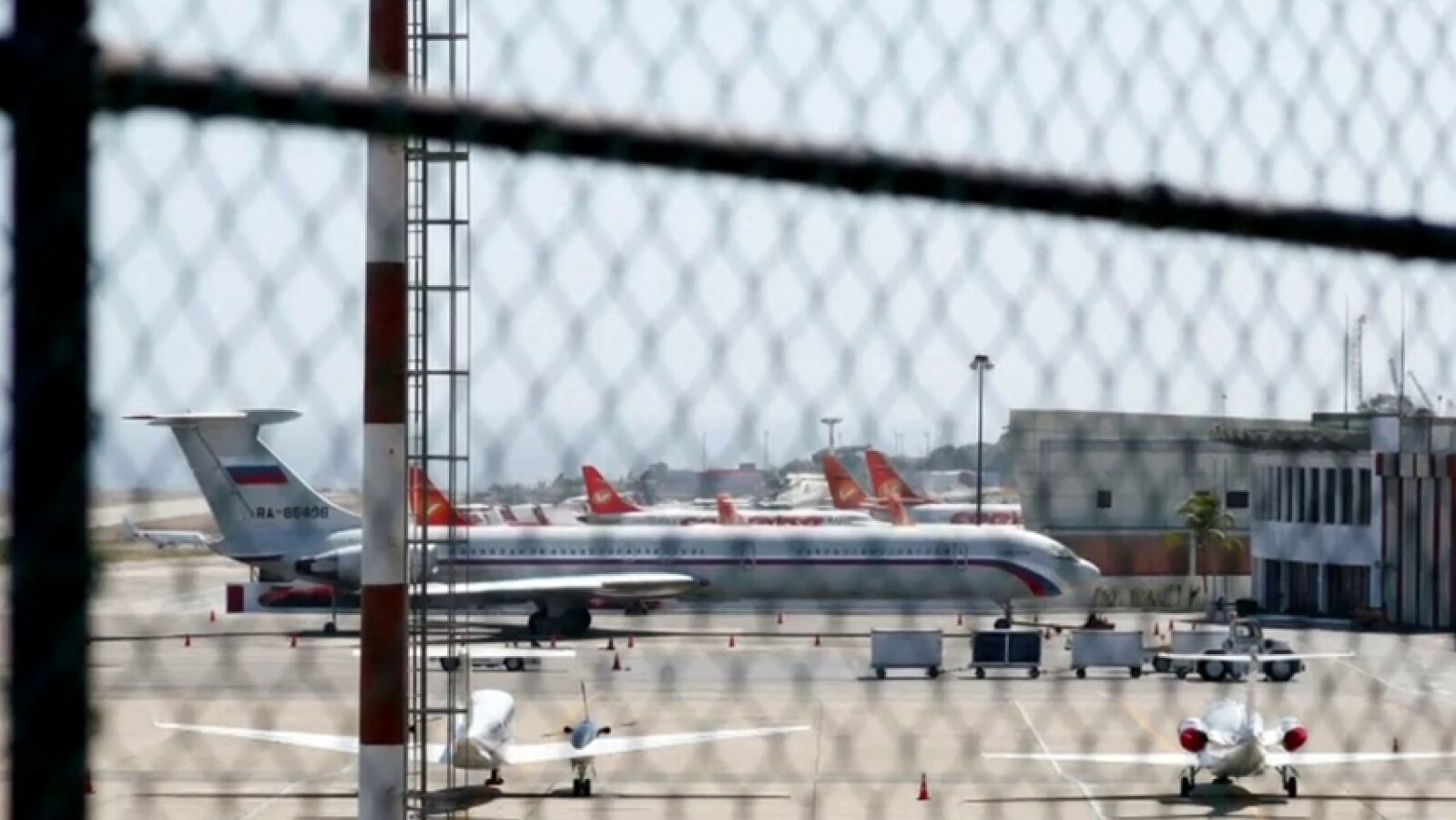 Dos aviones rusos aterrizan en Venezuela con 100 militares a bordo