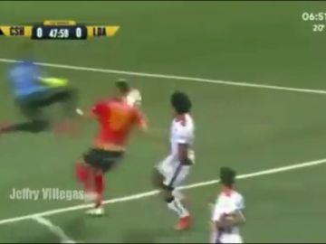 Terrible rodillazo volador de un portero a un jugador rival