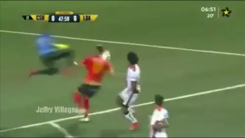 Terrible rodillazo volador de un portero a un jugador rival Terrible rodillazo volador de un portero a un jugador rival
