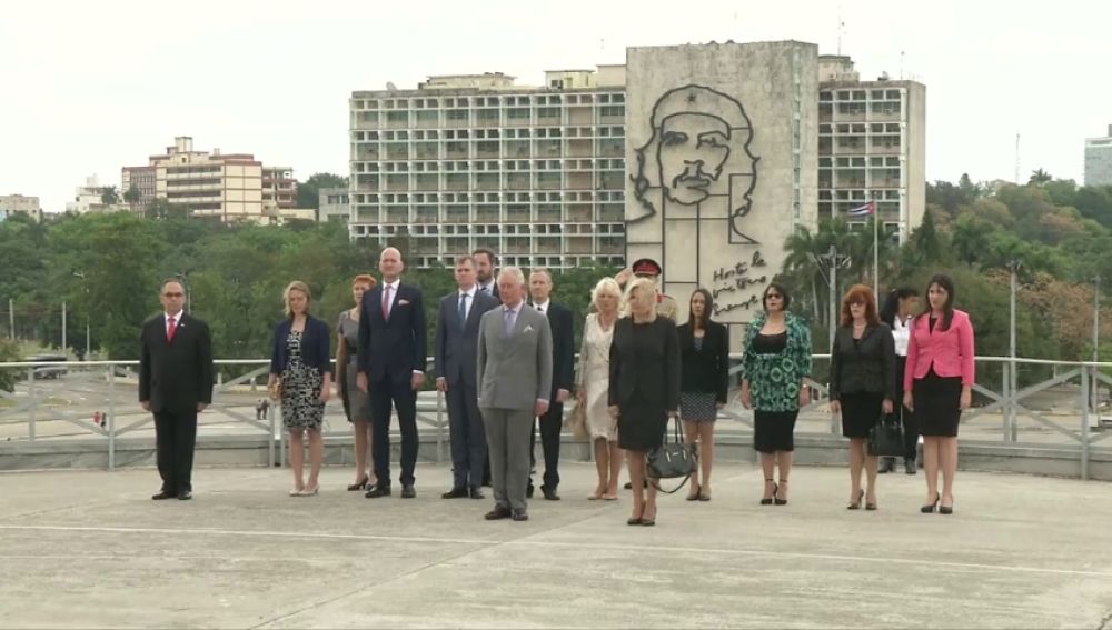 El Principe Carlos y su esposa Camila llegan a Cuba en su primera visita oficial