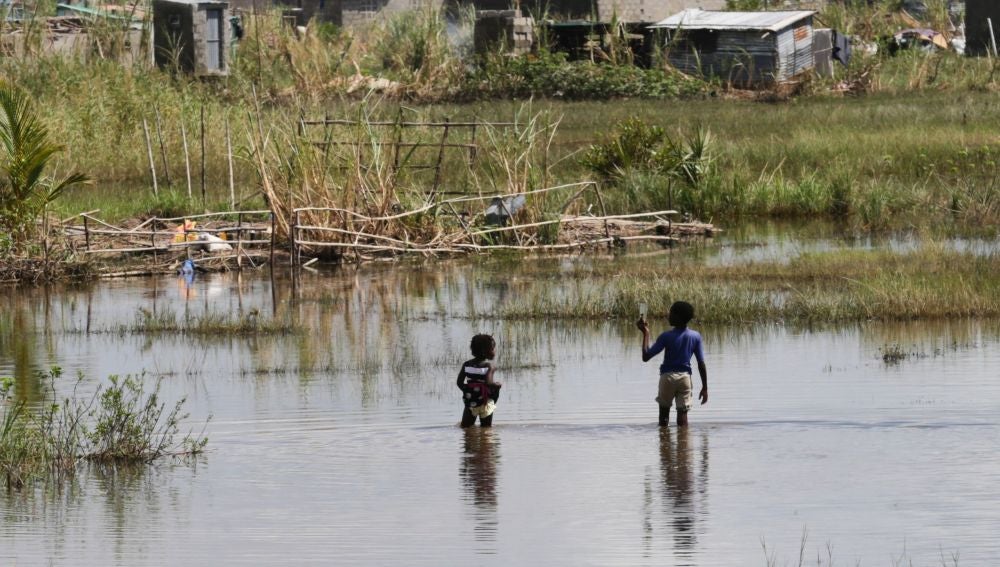 Las calles del distrito de Tica, Mozambique, permanecen inundadas