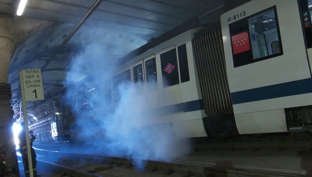 Metro realiza un simulacro de incendio en un vagón de Madrid.