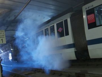 Metro realiza un simulacro de incendio en un vagón de Madrid.