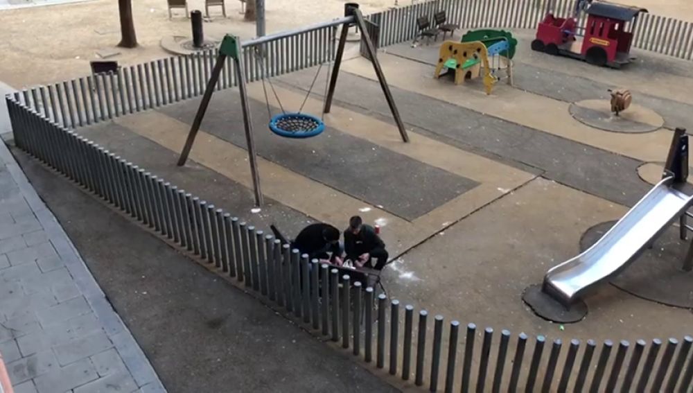  Los vecinos de Raval de Barcelona denuncian el consumo de dogas a plena luz de día en parques infantiles