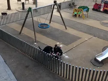 Los vecinos de Raval de Barcelona denuncian el consumo de dogas a plena luz de día en parques infantiles Los vecinos de Raval de Barcelona denuncian el consumo de dogas a plena luz de día en parques infantiles