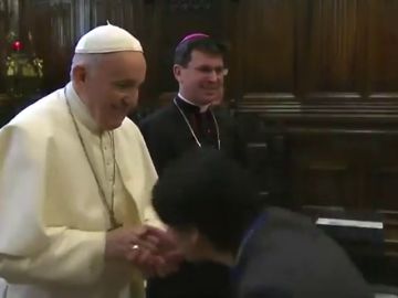 La &#39;cobra&#39; del Papa a sus feligreses: así evita que le besen el anillo
