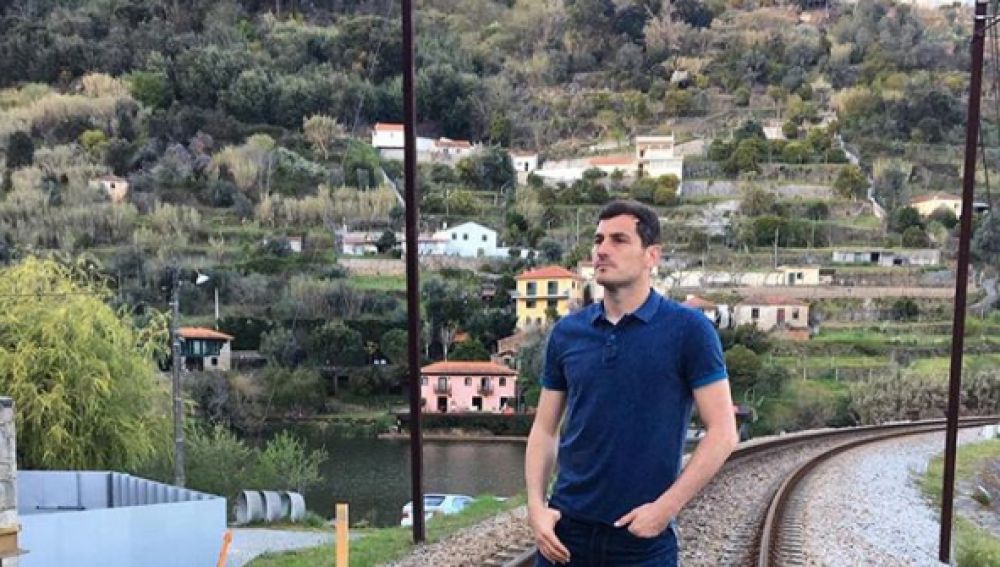 Iker Casillas, en las vías de un tren