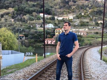 Iker Casillas, en las vías de un tren