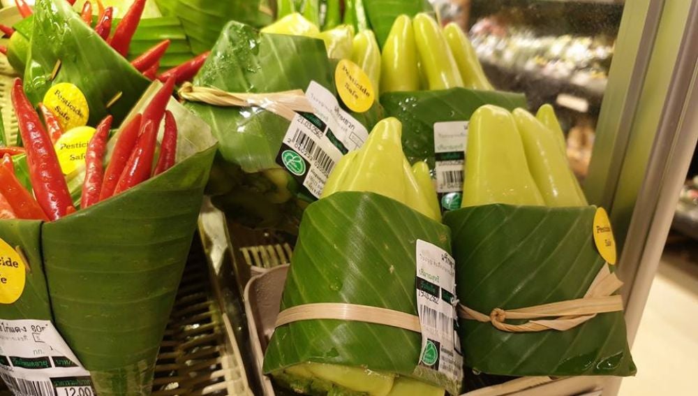 Verduras envueltas en hojas de plátano