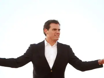 Noticias 2 Antena 3 (26-03-19) Rivera propone a Casado un gobierno de coalición "para echar a Sánchez" de la Moncloa Noticias 2 Antena 3 (26-03-19) Rivera propone a Casado un gobierno de coalición "para echar a Sánchez" de la Moncloa