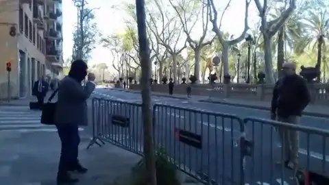 El padre de una de las víctimas del pederasta de los Maristas, al exprofesor a su llegada al juicio: "Sólo te pido que seas responsable" El padre de una de las víctimas del pederasta de los Maristas, al exprofesor a su llegada al juicio: "Sólo te pido que seas responsable"