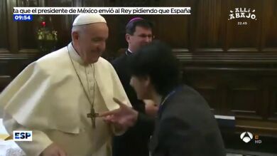 Las imágenes del Papa Francisco esquivando a los fieles para que no besen su mano que han dado la vuelta al mundo