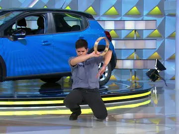 Alberto intenta conquistar a Laura Moure cantándole 'Clavelitos' y haciendo Kung-fu con una pandereta Alberto intenta conquistar a Laura Moure cantándole 'Clavelitos' y haciendo Kung-fu con una pandereta