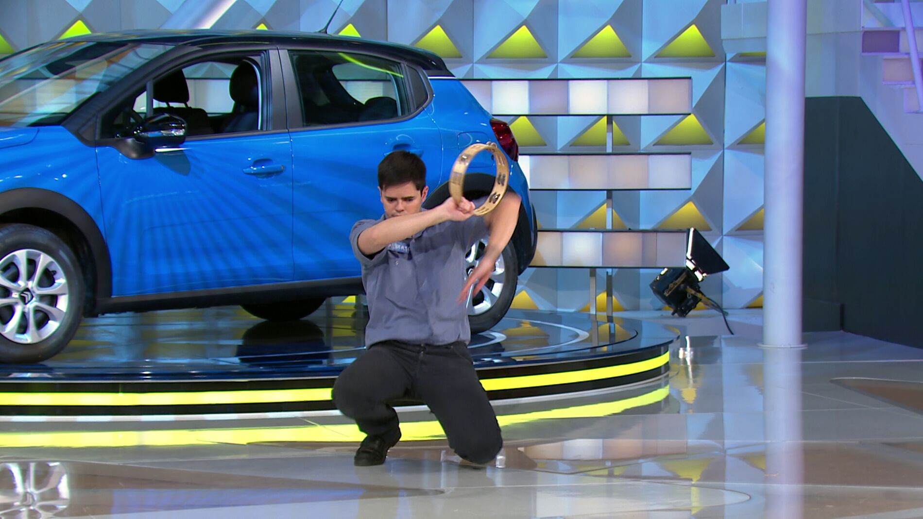 Alberto intenta conquistar a Laura Moure cant&aacute;ndole 'Clavelitos' y haciendo Kung-fu con una pandereta 