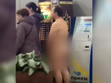 El hombre desnudo esperando en la fila de embarque El hombre desnudo esperando en la fila de embarque