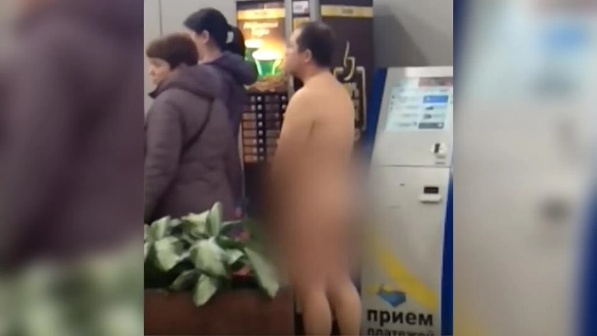 El hombre desnudo esperando en la fila de embarque El hombre desnudo esperando en la fila de embarque
