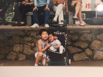 Fotografía de Sara junto a la chica que la cuidó en el orfanato chino