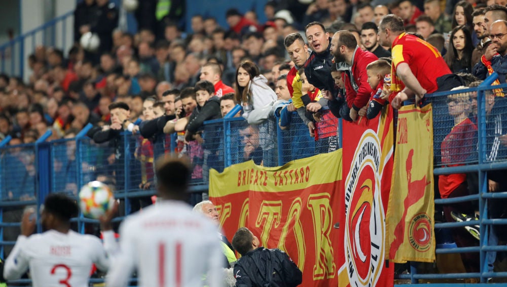 Aficionados de Montenegro increpan a los jugadores ingleses
