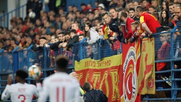 Aficionados de Montenegro increpan a los jugadores ingleses