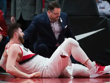 Jusuf Nurkic, tras lesionarse gravemente en su pierna izquierda Jusuf Nurkic, tras lesionarse gravemente en su pierna izquierda
