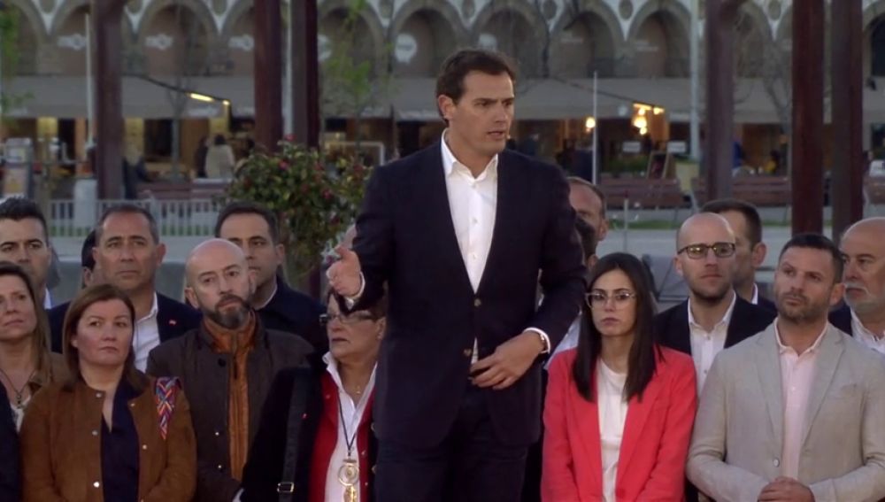 Rivera propone a Casado un gobierno de coalición "para echar a Sánchez" de la Moncloa