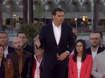 Rivera propone a Casado un gobierno de coalición "para echar a Sánchez" de la Moncloa Rivera propone a Casado un gobierno de coalición "para echar a Sánchez" de la Moncloa