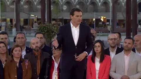 Rivera propone a Casado un gobierno de coalición "para echar a Sánchez" de la Moncloa Rivera propone a Casado un gobierno de coalición "para echar a Sánchez" de la Moncloa