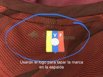 El escudo de Venezuela, sobre el logo de la marca de ropa deportiva 'Quechua'