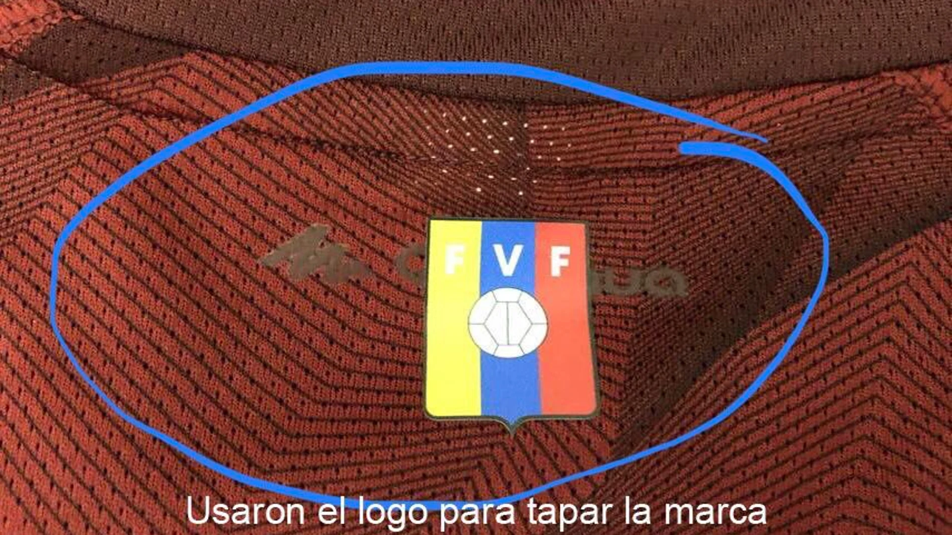 El escudo de Venezuela, sobre el logo de la marca de ropa deportiva 'Quechua' El escudo de Venezuela, sobre el logo de la marca de ropa deportiva 'Quechua'