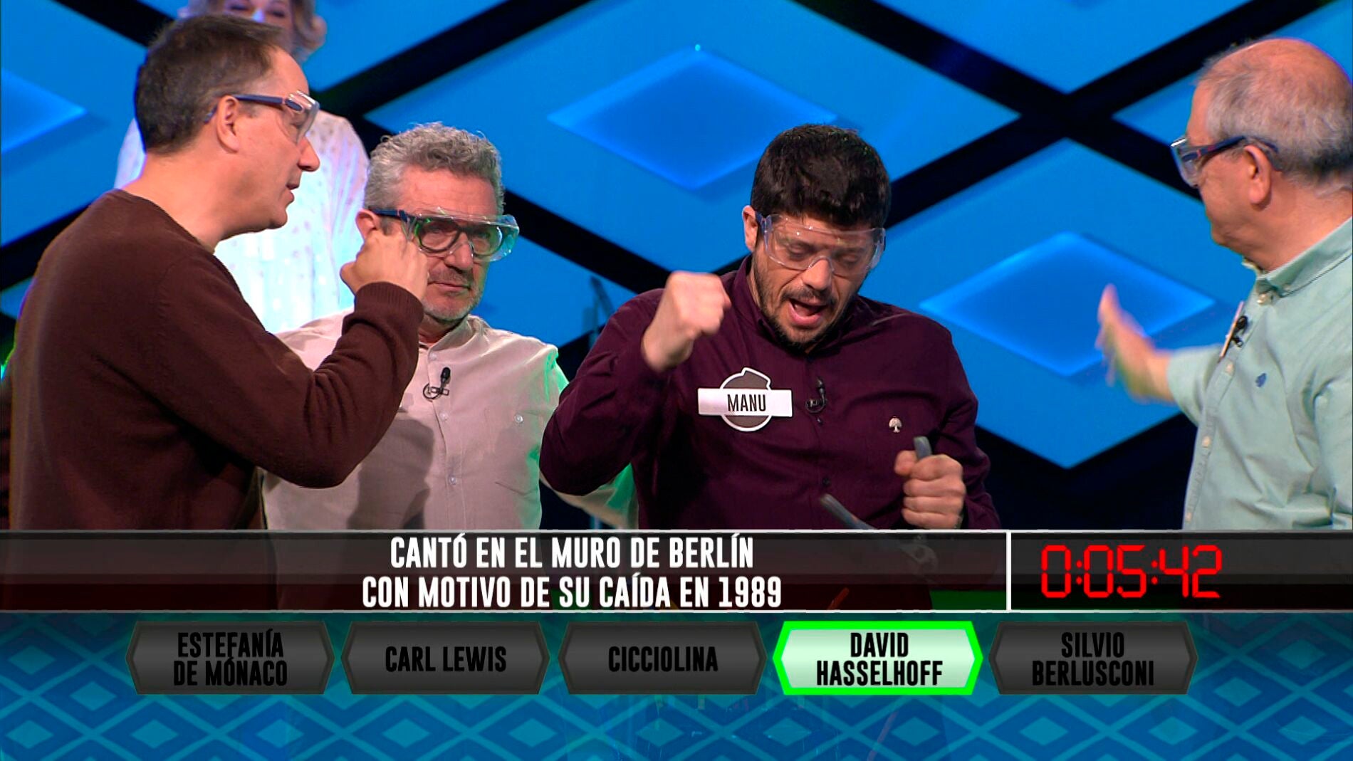 Manu gu&iacute;a a 'Los Lobos' en una complicada bomba 