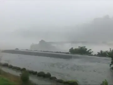 Las impactantes imágenes de una fuerte tormenta derruyendo un puente Las impactantes imágenes de una fuerte tormenta derruyendo un puente