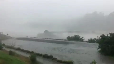 Las impactantes imágenes de una fuerte tormenta derruyendo un puente Las impactantes imágenes de una fuerte tormenta derruyendo un puente