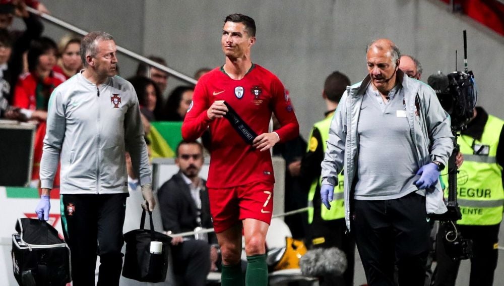 Cristiano Ronaldo se retira lesionado del terreno de juego