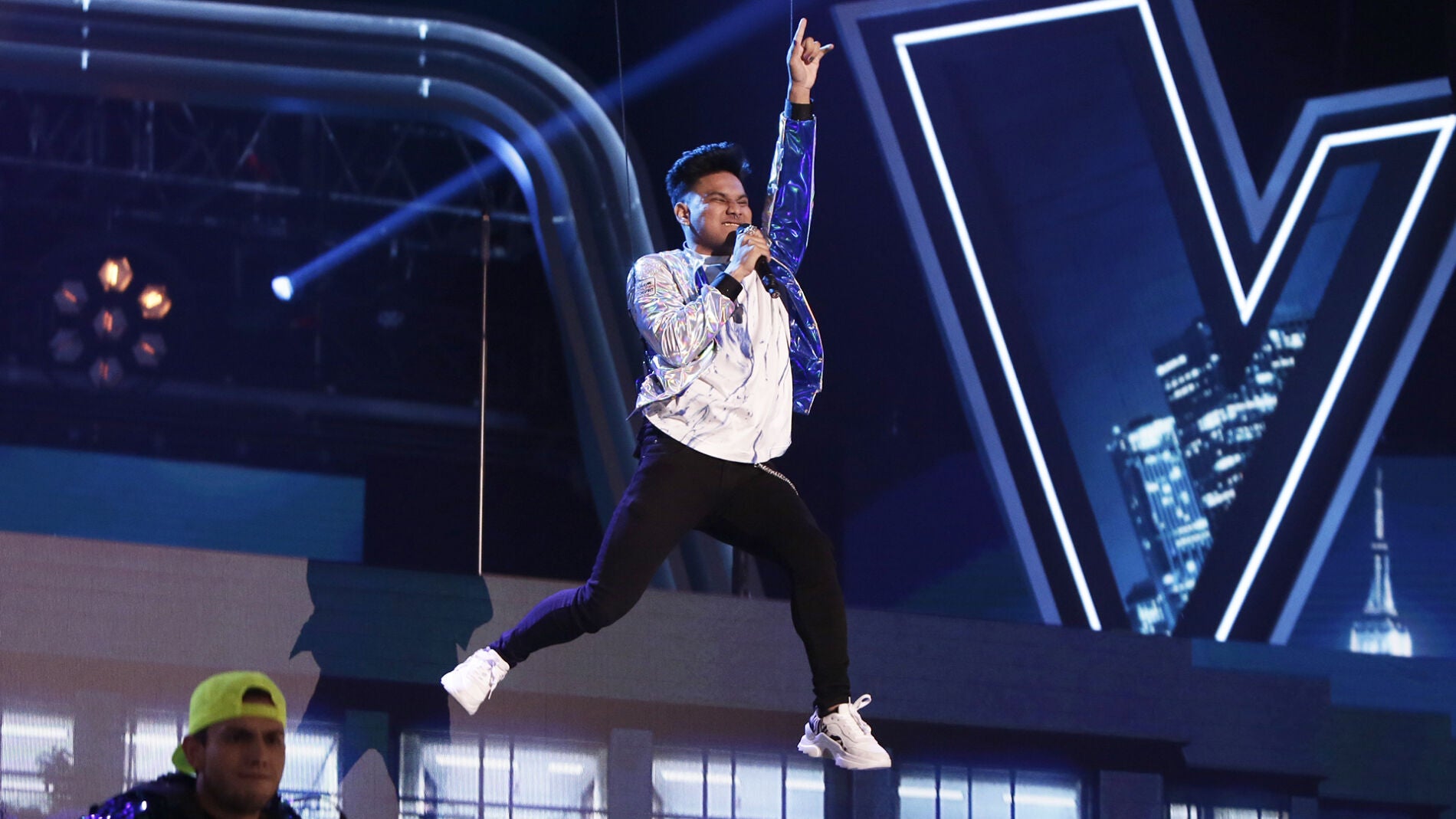 Lion sobrevuela el plat&oacute; cantando 'Uptown funk'