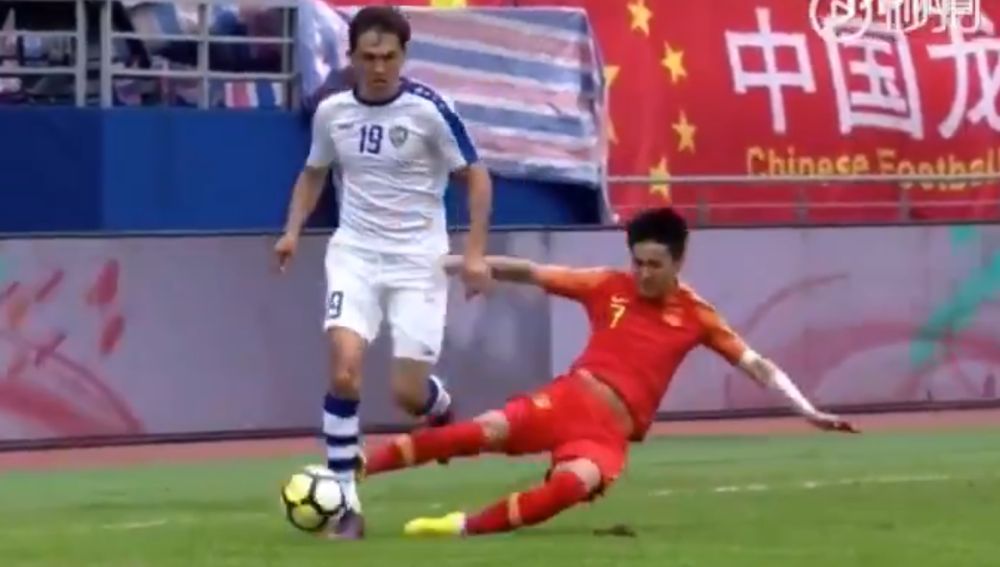 Wei Shihao realiza una dura entrada contra un rival