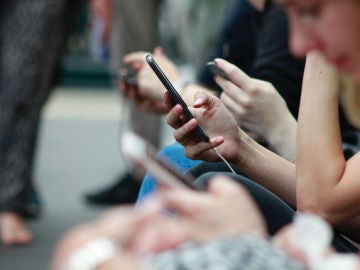 Si usas compulsivamente el movil tendras menos amigos y mas estres Si usas compulsivamente el movil tendras menos amigos y mas estres