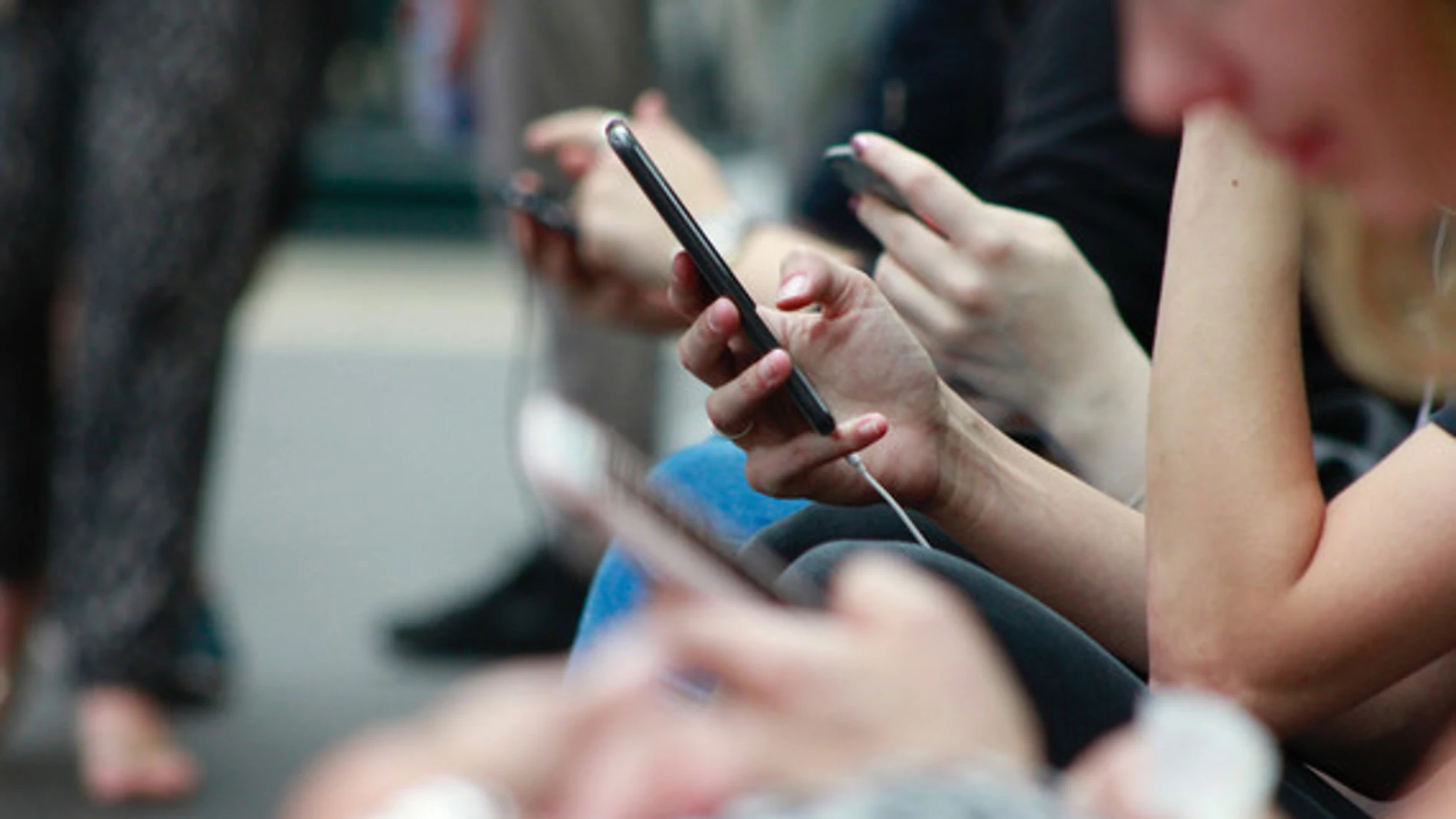 Si usas compulsivamente el movil tendras menos amigos y mas estres Si usas compulsivamente el movil tendras menos amigos y mas estres