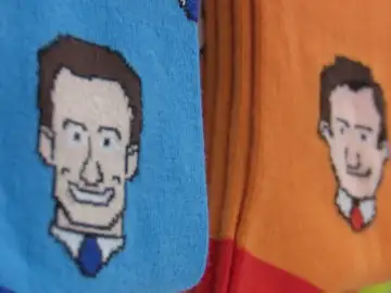 Si quieres llevar a tu candidato en los pies... compra unos calcetines Si quieres llevar a tu candidato en los pies... compra unos calcetines