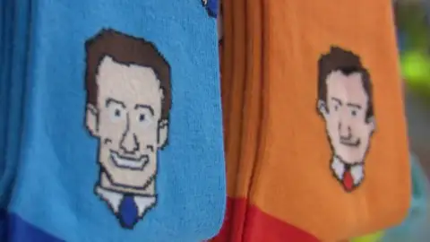 Si quieres llevar a tu candidato en los pies... compra unos calcetines Si quieres llevar a tu candidato en los pies... compra unos calcetines