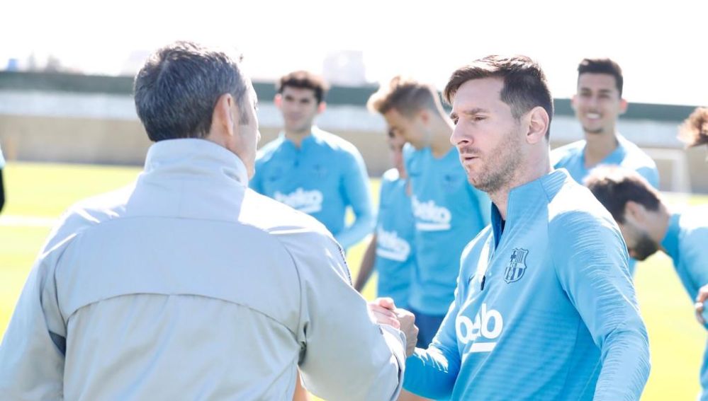 Ernesto Valverde y Leo Messi se dan la mano