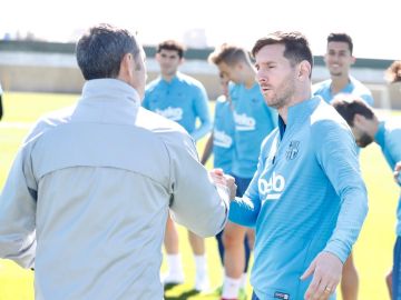 Ernesto Valverde y Leo Messi se dan la mano