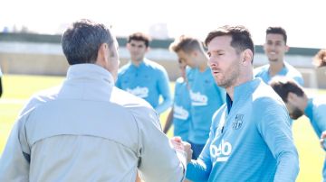 Ernesto Valverde y Leo Messi se dan la mano