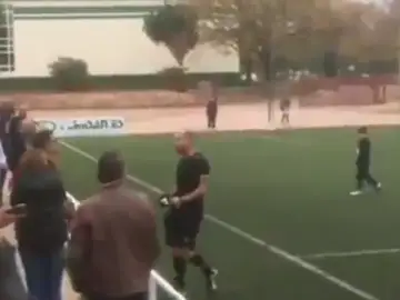 Un árbitro se encara con un padre tras un partido de infantiles Un árbitro se encara con un padre tras un partido de infantiles