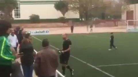 Un árbitro se encara con un padre tras un partido de infantiles Un árbitro se encara con un padre tras un partido de infantiles