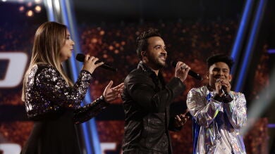 Luis Fonsi canta ‘Quisiera poder olvidarme de ti’ con María Espinosa y Lion en los Directos de ‘La Voz’